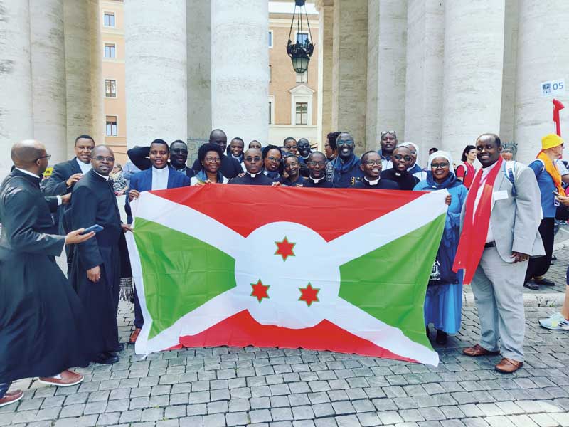  La delegazione burundese e alcuni burundesi a Roma dopo la Messa di Canonizzazione