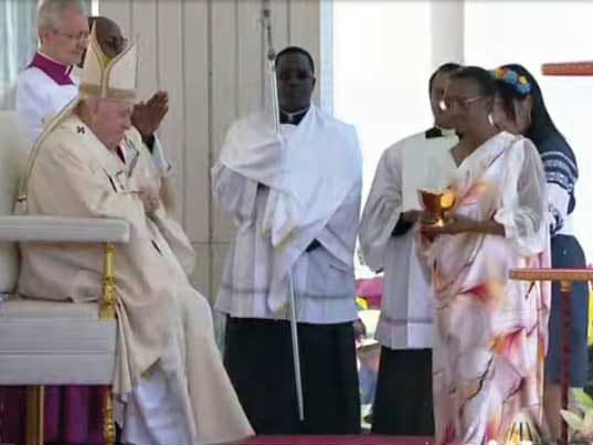  Madame Véronique porte les offrandes pendant la Messe de la canonisation