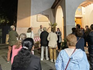 Un momento della inaugurazione della targa dedicata a San Cesare de Bus