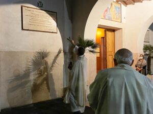 padre Ottorino Vanzaghi scopre la targa sulla facciata della chiesa di Sant'Andrea Apostolo